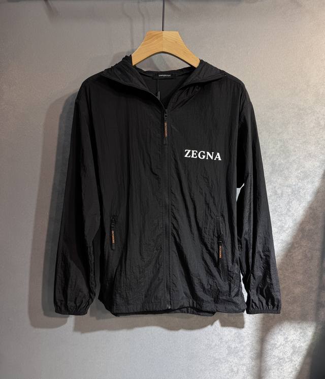 Zegna 杰尼亚 2025夏季防晒衣套装皮肤衣，户外必备！采用进口轻尼龙科技面料制作，3D印花上身柔软舒适，防风防雨防晒，并且超级轻盈！款式更是时尚有型，，S