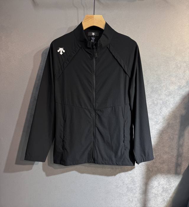 迪桑特2025夏季防晒衣套装皮肤衣，户外必备！采用进口轻尼龙科技面料制作，3D印花上身柔软舒适，防风防雨防晒，并且超级轻盈！款式更是时尚有型，，各种细节凸显品质