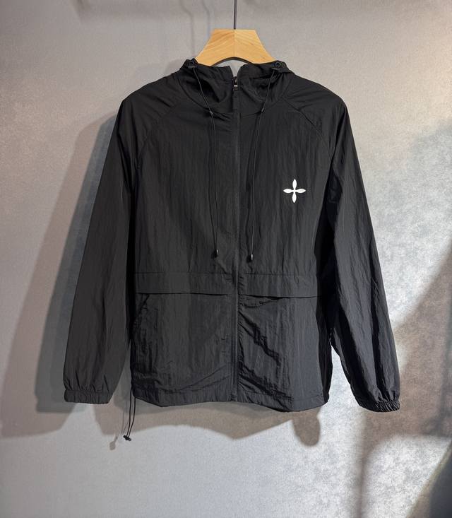 Lv 路易威登 2025夏季防晒衣套装皮肤衣，户外必备！采用进口轻尼龙科技面料制作，3D印花上身柔软舒适，防风防雨防晒，并且超级轻盈！款式更是时尚有型，，各种细