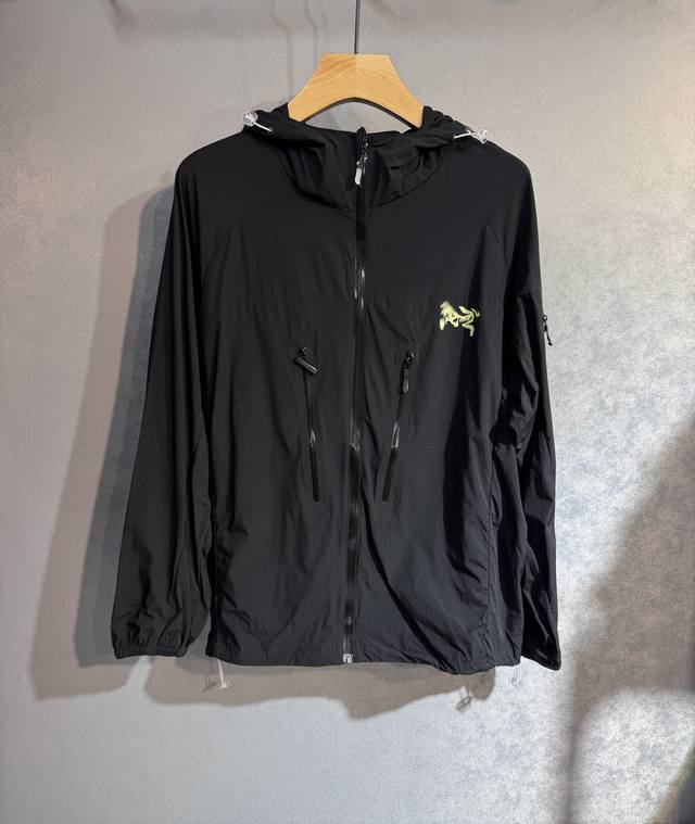 prada 普拉达 2025夏季防晒衣套装皮肤衣，户外必备！采用进口轻尼龙科技面料制作，3D印花上身柔软舒适，防风防雨防晒，并且超级轻盈！款式更是时尚有型，，各