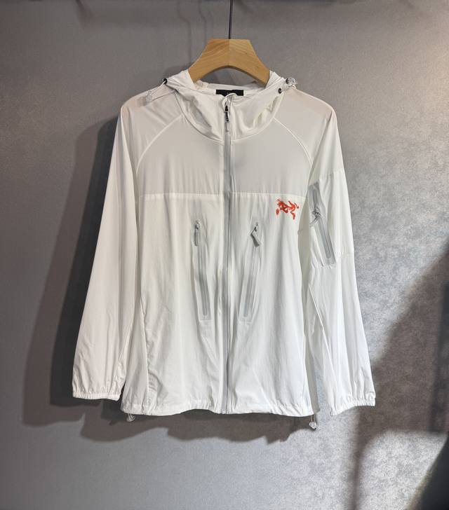 始祖鸟 2025夏季防晒衣套装皮肤衣，户外必备！采用进口轻尼龙科技面料制作，3D印花上身柔软舒适，防风防雨防晒，并且超级轻盈！款式更是时尚有型，，各种细节凸显品