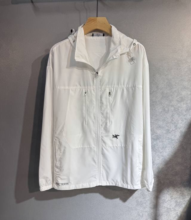 Dior 迪奥 2025夏季防晒衣套装皮肤衣，户外必备！采用进口轻尼龙科技面料制作，3D印花上身柔软舒适，防风防雨防晒，并且超级轻盈！款式更是时尚有型，，各种细