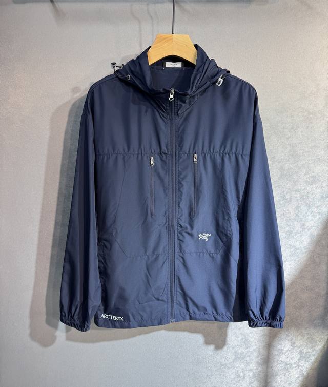 始祖鸟 2025夏季防晒衣套装皮肤衣，户外必备！采用进口轻尼龙科技面料制作，3D印花上身柔软舒适，防风防雨防晒，并且超级轻盈！款式更是时尚有型，，各种细节凸显品