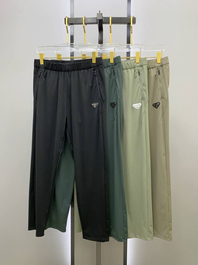 普拉达春夏25Ss休闲裤金典再次出现，原单订制高品质时尚休闲裤。超级百搭款。独家定制面料，挺阔有型，贴身舒适。原版定制专柜最新五金辅料。超靓版型、上身显腿修长，