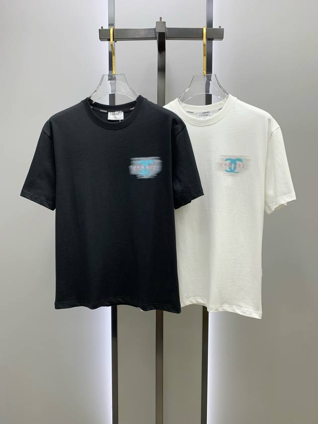 香奈儿2025夏季新款短袖T恤，个性艺术系列全网独家首发 百搭款细节处理完美纯棉面料十分精致 原版面料 网红明星同款高版本 高品质手感非常舒服 时尚又个性 超级