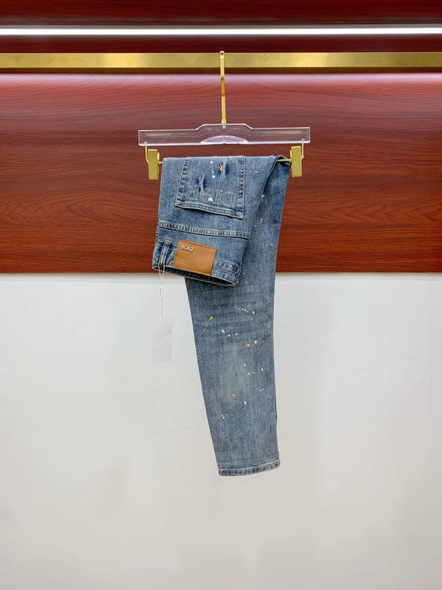 Dior 迪奥 男士丹宁牛仔裤，官宣画册海报穿搭款！ 客供高级进口的丹宁原色面料，特选日本冈山纯正13Oz 盎司牛仔布料，重磅环保植物酵素水洗工艺，肌理有着淡淡