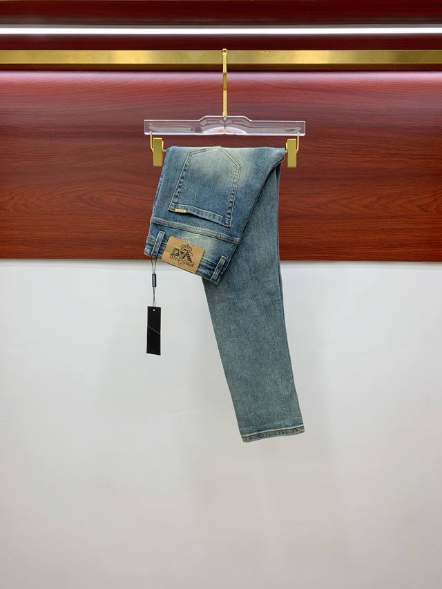 Armani 阿玛尼 男士丹宁牛仔裤，官宣画册海报穿搭款！ 客供高级进口的丹宁原色面料，特选日本冈山纯正13Oz 盎司牛仔布料，重磅环保植物酵素水洗工艺，肌理有