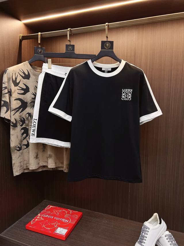 Loewe 罗意威 2025新款套装采用客供独家进口定制面料，面料表面非常有质感显而易见，上身透气轻薄十分舒适，细节处彰显设计特色与精湛工艺，整体细节美妙绝伦！