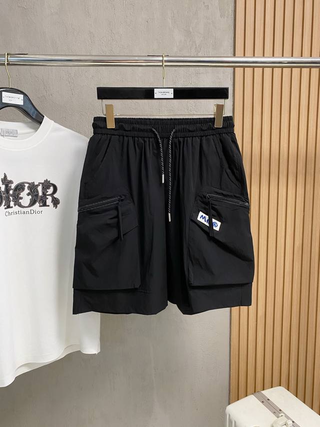 玛吉拉 2025夏季新款男士休闲短裤 高级定制夏季专用休闲裤透气面料 透气舒适度高，细节无可挑剔，品牌元素设计理念，体现高品质。手感细腻柔软！呈现休闲裁剪，简单