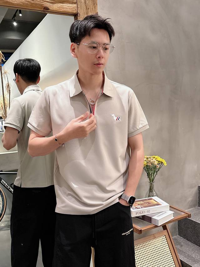 Tb 2025Ss经典时尚翻领 polo衫短袖 贸易公司渠道订单，官网同步发售，简约大气，时尚百搭，品相更是无法挑剔更不易褪色彰显出别样的风味 码数：M-3Xl