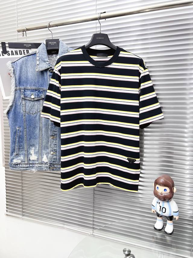 prada普拉达 2025Ss新款三花标识印花短袖T恤，定制精梳双纱棉面料.手感柔软.穿着舒适.吸汗透气！时尚潮味十足！专柜级别精致车线.做工精细.上身效果无敌