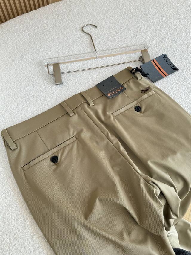 后兜两边对称口袋，后臀单侧唇袋上方，饰以品牌字母Logo 标缝制，高级感满满