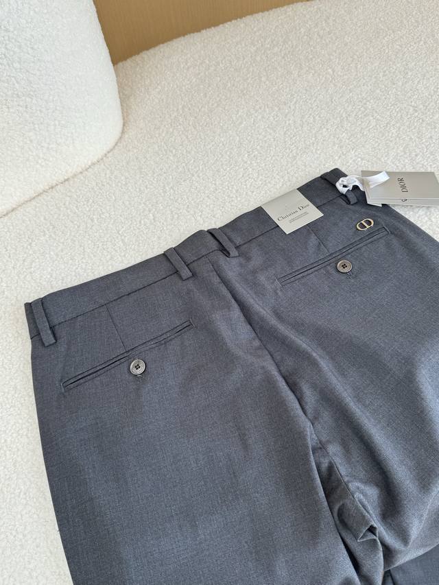 后兜后臀单侧唇袋上方，饰以品牌字母Logo 金属标识，高级感满满