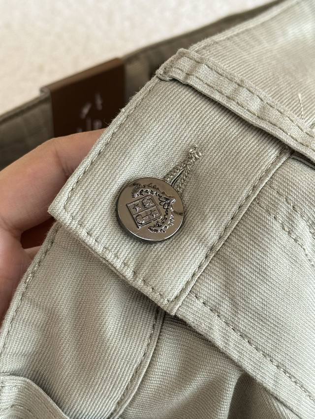 门襟纽扣是Lp经典图案设计，完完全全的奢华顶配，