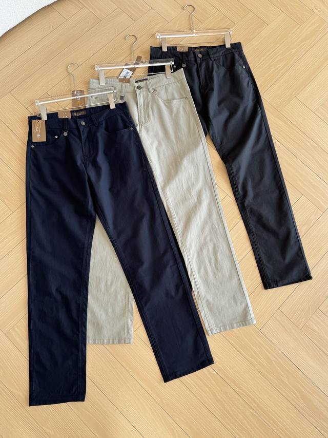 三个颜色：黑色 卡其色 藏蓝色