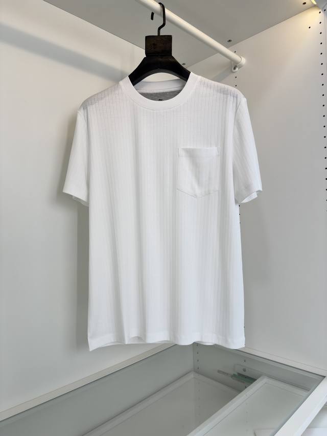 Bc老钱新贵们推荐 客供订织 竖纹商务休闲圆领短袖T恤 口袋款的设计 内领字母印花标识 合体的剪裁 上身清爽干净而显质感 合体的剪裁 面料采用丝光棉的材质 表面