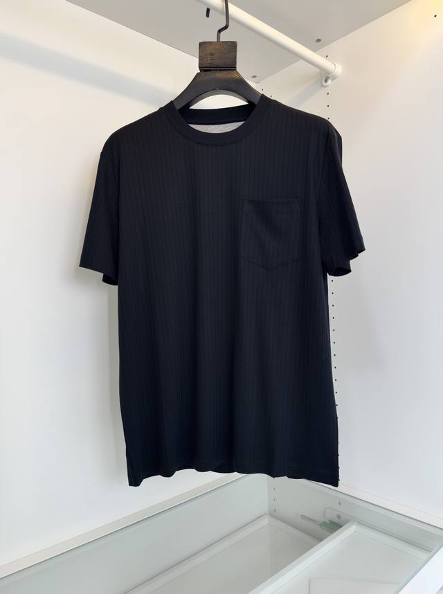 Bc老钱新贵们推荐 客供订织 竖纹商务休闲圆领短袖T恤 口袋款的设计 内领字母印花标识 合体的剪裁 上身清爽干净而显质感 合体的剪裁 面料采用丝光棉的材质 表面