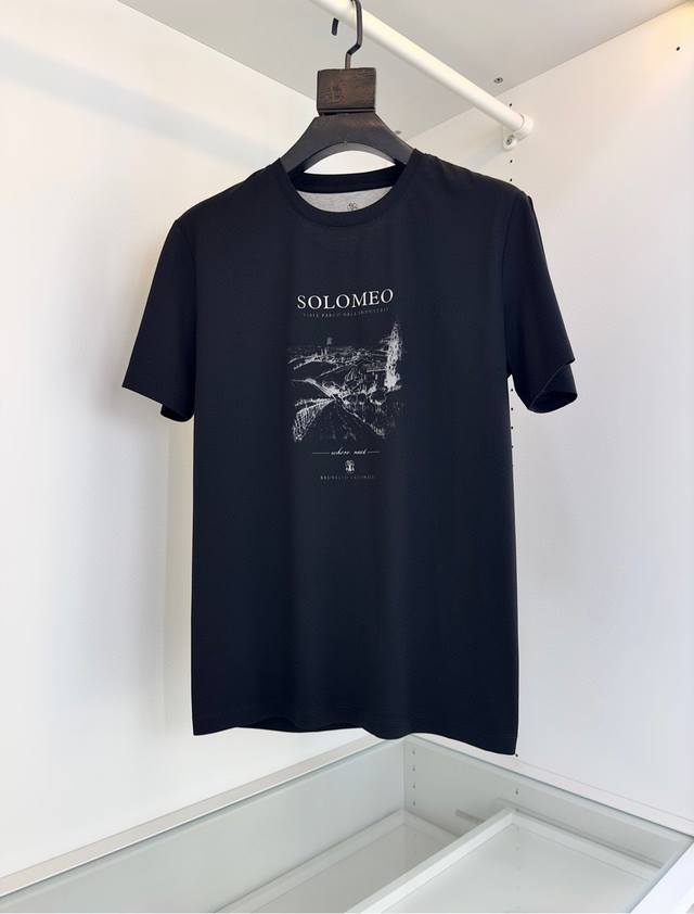 老钱新贵们推荐 2025柜在售！ 商务休闲都能很好搭配的一款 最新印花款圆领短袖T恤衫，最新的图案设计 品牌发源地Solomeo。“Where Next” 下一