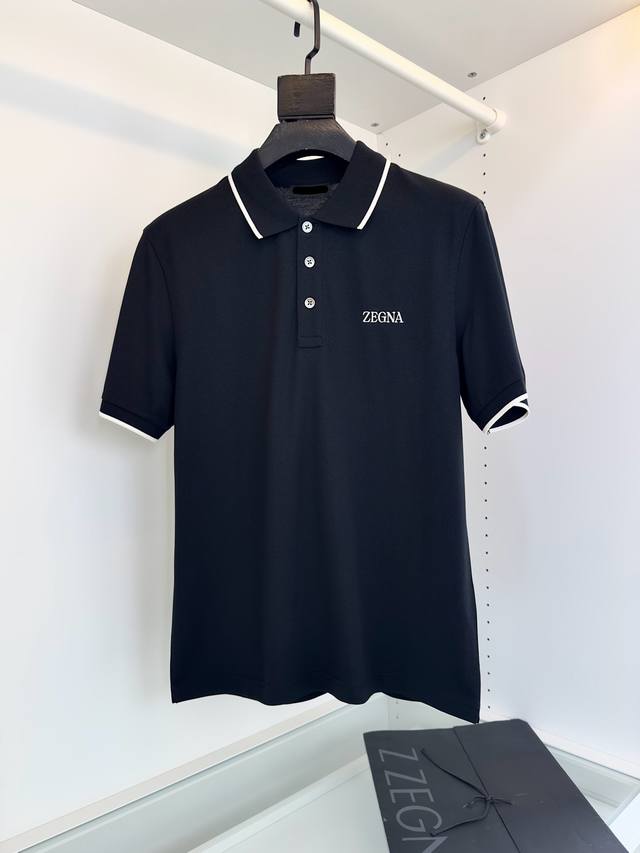 2025春夏 年年经典 商务休闲男士短袖polo衫. 经典百搭.衣橱必备的款式 三粒扣翻领款式 胸口紧密字母刺绣点缀 领口袖口条纹撞色 让整体更显年轻时尚 让整