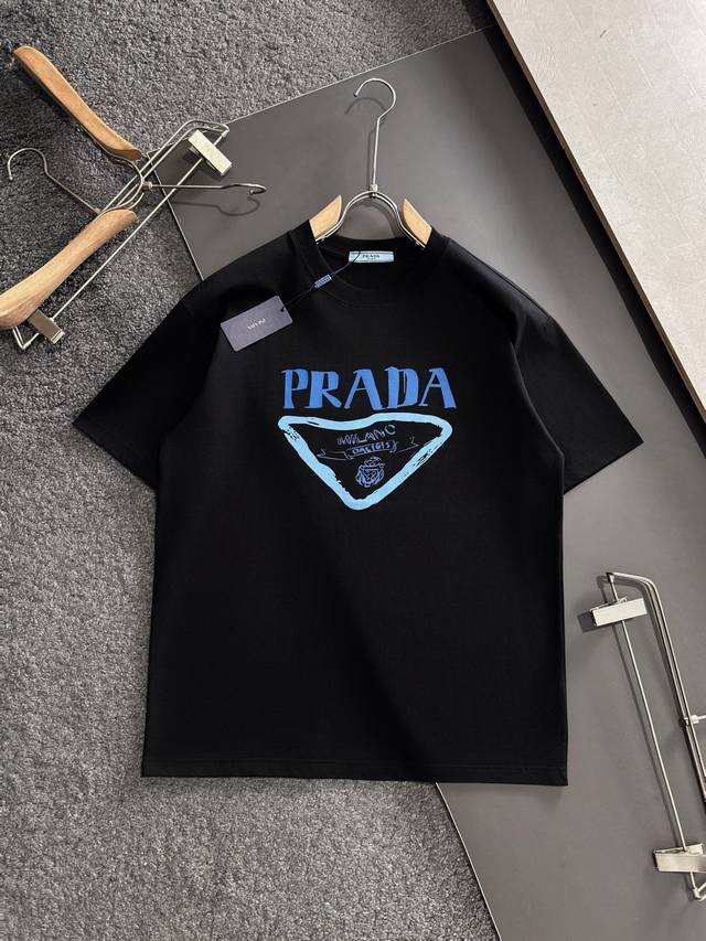 高端品质 长期有货 prada2025新款首发最新款短袖圆领T恤 高端订制 设计前卫时尚！高端定制高支棉面料.手感柔软.穿着舒适.级别精致车线.做工精细.上身效