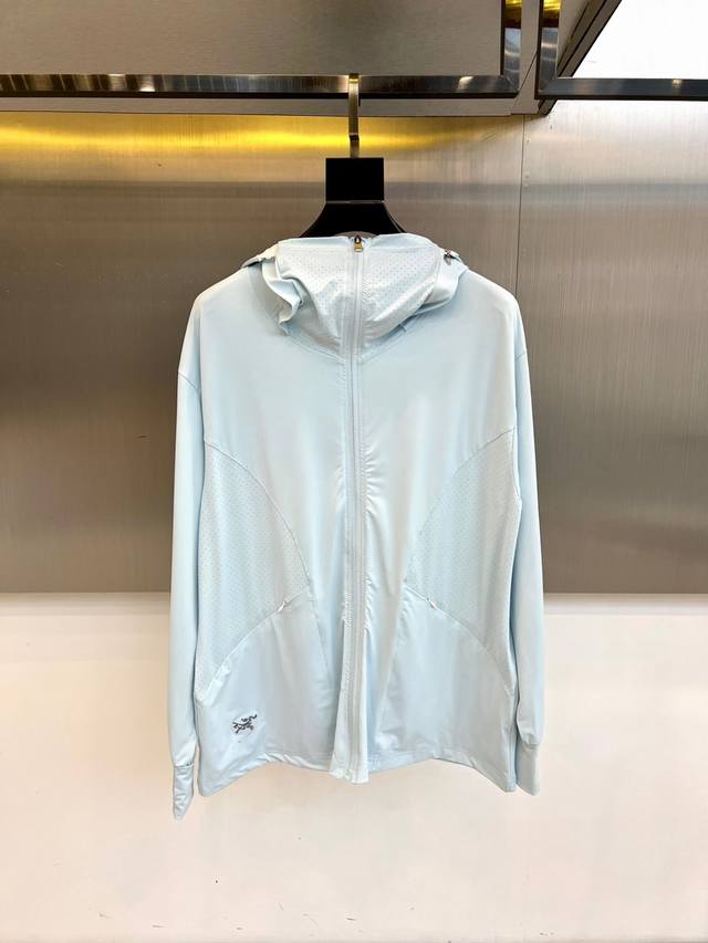 Arcteryx 始祖鸟、2025男士连帽休闲夹克春夏装薄款外套防晒衣。超轻四面弹力防晒面料，全压胶防水透气工艺。防晒性能Upf140+，超强防泼水性能，洗后可