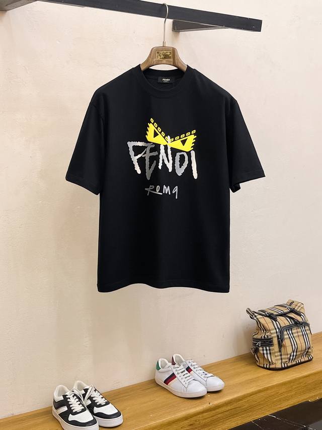 Ss芬迪纯棉最新面料经典标识图案Logo时尚简约潮流短袖，最顶级的品质专柜原单短袖，顶级制作工艺进口面料，专柜款独特设计，采用进口高端订制面料。官网在售！面料版