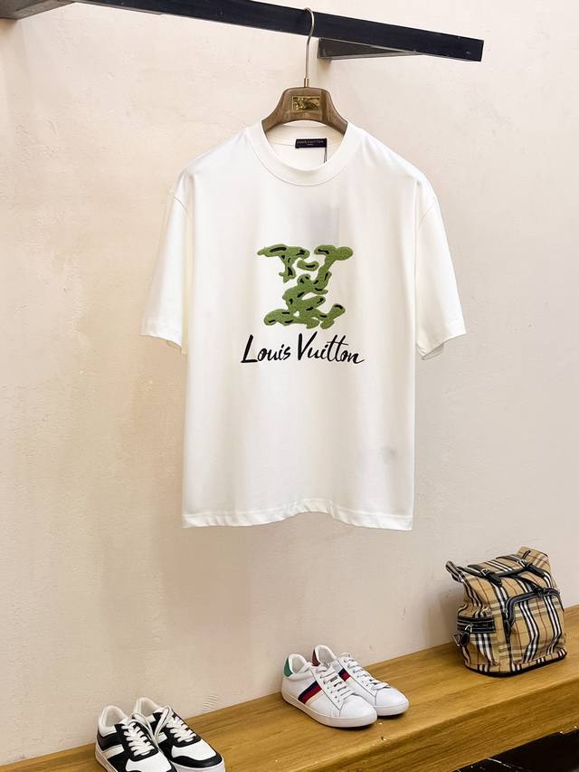 Sslv纯棉最新面料经典标识图案Logo时尚简约潮流短袖，最顶级的品质专柜原单短袖，顶级制作工艺进口面料，专柜款独特设计，采用进口高端订制面料。官网在售！面料版