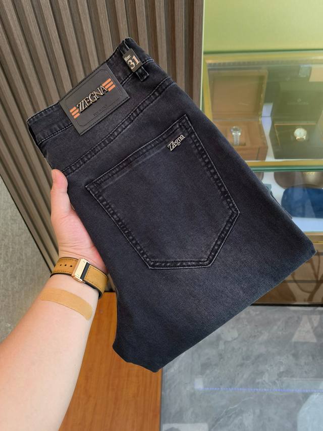 杰尼亚 新款来袭2700新春爆款新品 专柜有售 实体店极品牛仔裤专柜原版1:1好货，适合各个年龄段。市场最高版本的欧洲进口面料。舒适柔软亲肤，上身效果超级棒时尚