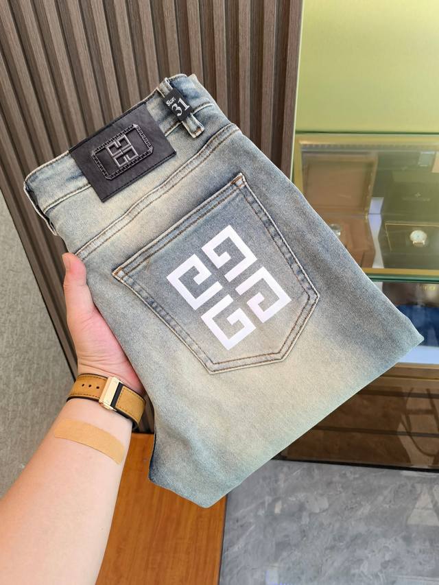 纪梵希 新款来袭2700新春爆款新品 专柜有售 实体店极品牛仔裤专柜原版1:1好货，适合各个年龄段。市场最高版本的欧洲进口面料。舒适柔软亲肤，上身效果超级棒时尚