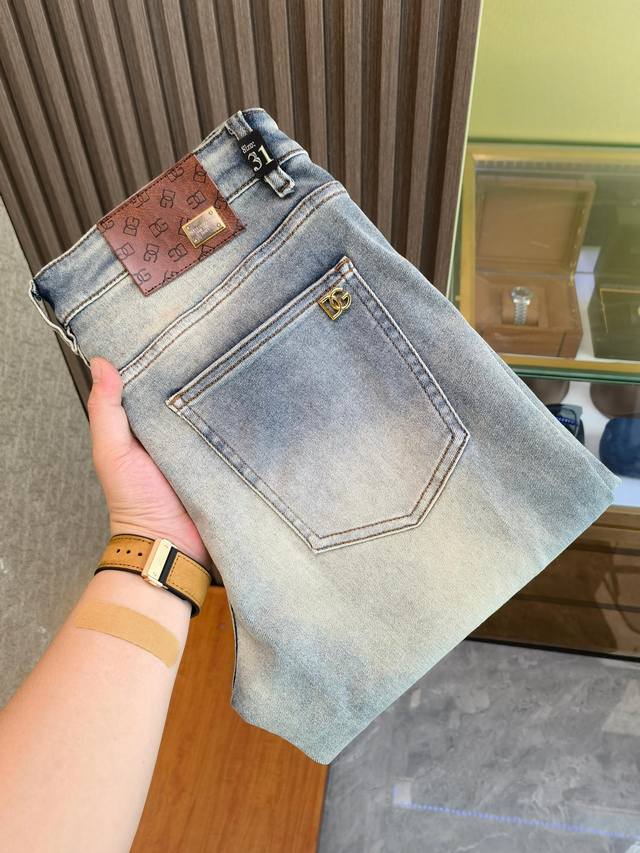 Dg 新款来袭2700新春爆款新品 专柜有售 实体店极品牛仔裤专柜原版1:1好货，适合各个年龄段。市场最高版本的欧洲进口面料。舒适柔软亲肤，上身效果超级棒时尚百