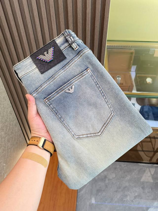 阿玛尼 新款来袭2700新春爆款新品 专柜有售 实体店极品牛仔裤专柜原版1:1好货，适合各个年龄段。市场最高版本的欧洲进口面料。舒适柔软亲肤，上身效果超级棒时尚