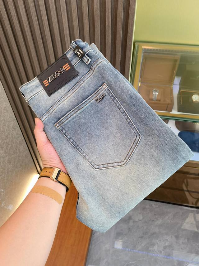 杰尼亚 新款来袭2700新春爆款新品 专柜有售 实体店极品牛仔裤专柜原版1:1好货，适合各个年龄段。市场最高版本的欧洲进口面料。舒适柔软亲肤，上身效果超级棒时尚