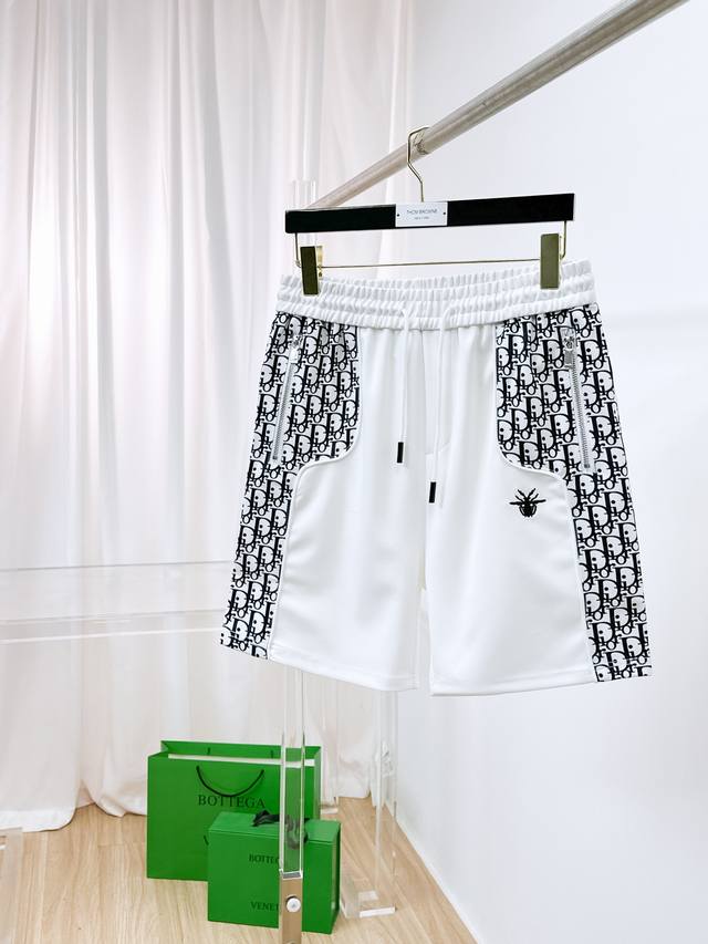 迪奥 2025春夏新款男士休闲短裤 高端货简洁时尚大方 定制原版进口面料 简洁利落又清爽 品质做工细节经得起任何形式检验简约大方百搭款 上身优雅帅气，焕然一新的