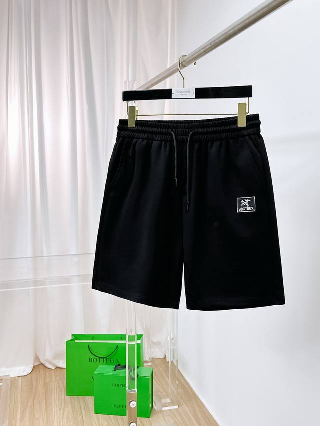 始祖鸟 2025春夏新款男士休闲短裤 高端货简洁时尚大方 定制原版进口面料 简洁利落又清爽 品质做工细节经得起任何形式检验简约大方百搭款 上身优雅帅气，焕然一新