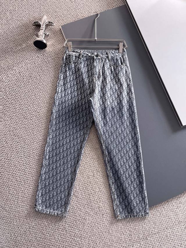 迪奥 2025新品，原单牛仔裤 原版重工打造，品牌经典Logo设计，三标齐全！原版五金辅料。专柜定制牛仔面料，完全对版专柜，欢迎专柜试穿后再购买，好货不怕比。码