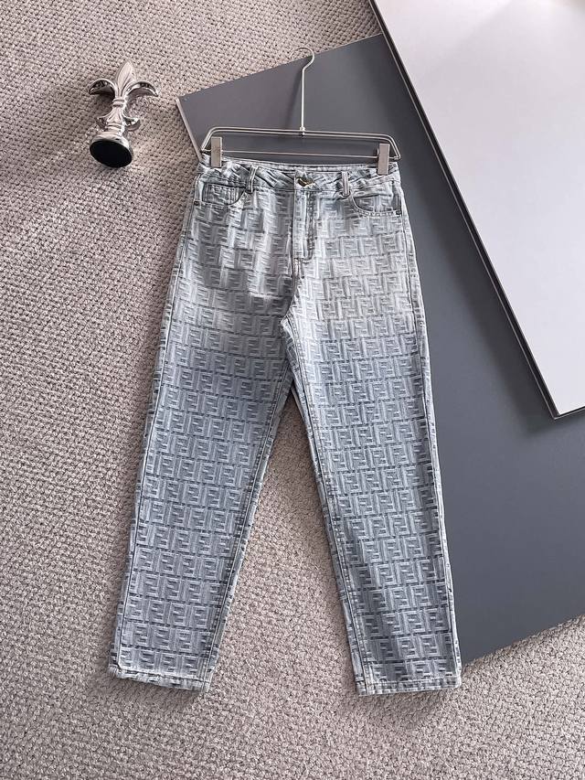 芬迪 2025新品，原单牛仔裤 原版重工打造，品牌经典Logo设计，三标齐全！原版五金辅料。专柜定制牛仔面料，完全对版专柜，欢迎专柜试穿后再购买，好货不怕比。码