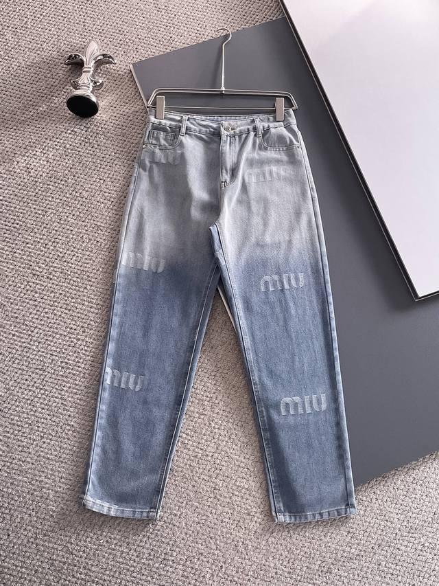 Miu 2025新品，原单牛仔裤 原版重工打造，品牌经典Logo设计，三标齐全！原版五金辅料。专柜定制牛仔面料，完全对版专柜，欢迎专柜试穿后再购买，好货不怕比。