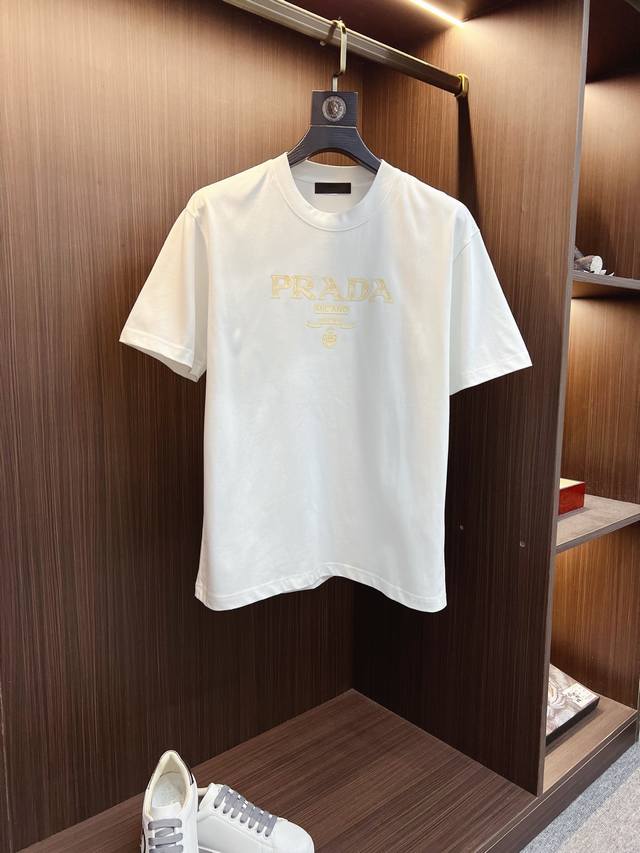prada 普拉达 2025Ss春夏高品质纯棉短袖T恤，顶级原单品质，当下最新工艺要求，顶级订单要求车线做工，超级好搭配，顶级定制，搭配整件细节 ，品质及剪裁设