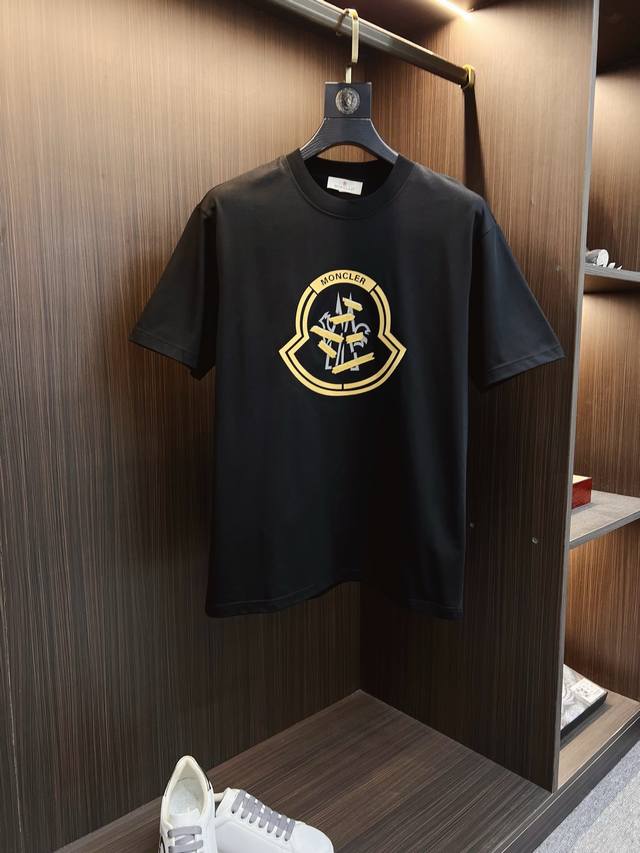 蒙口 2025Ss春夏高品质纯棉短袖T恤，顶级原单品质，当下最新工艺要求，顶级订单要求车线做工，超级好搭配，顶级定制，搭配整件细节 ，品质及剪裁设计都堪称一流，