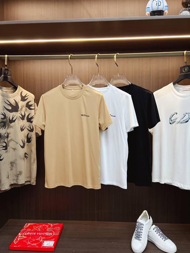 Kiton 2025Ss春夏最新款圆领时尚短袖T恤，官网同步，专柜纯棉面料！贴肤舒适，耐看又好穿，经典简约Logo设计，原厂工艺一丝不苟，型男必备单品 码数M-