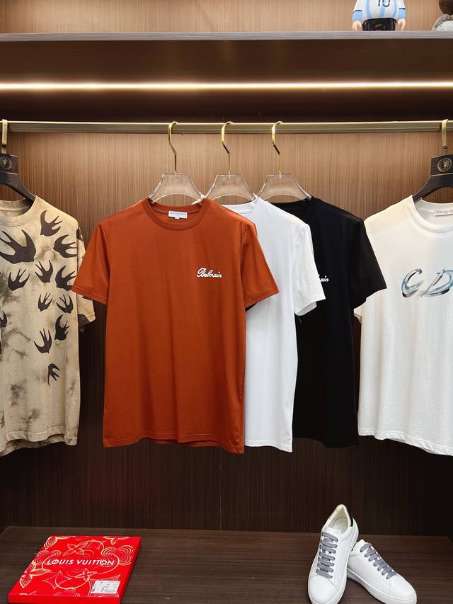 巴黎世家 2025Ss春夏最新款圆领时尚短袖T恤，官网同步，专柜纯棉面料！贴肤舒适，耐看又好穿，经典简约Logo设计，原厂工艺一丝不苟，型男必备单品 码数M-4