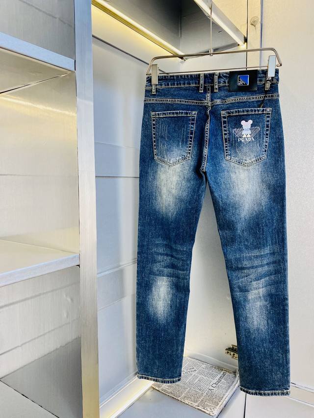 原单货官网款 可穿200斤普拉达prada 2025 新款专柜同步有售，时尚休闲裤直筒牛仔裤弹力牛仔裤，进口原版面料，上身舒适透气，顶级工艺五金配饰。档次极高，