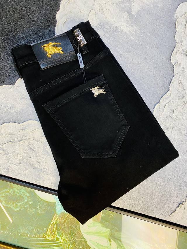 原单货官网款 可穿200斤巴宝莉Burberry 2025 新款专柜同步有售，时尚休闲裤直筒牛仔裤弹力牛仔裤，进口原版面料，上身舒适透气，顶级工艺五金配饰。档次