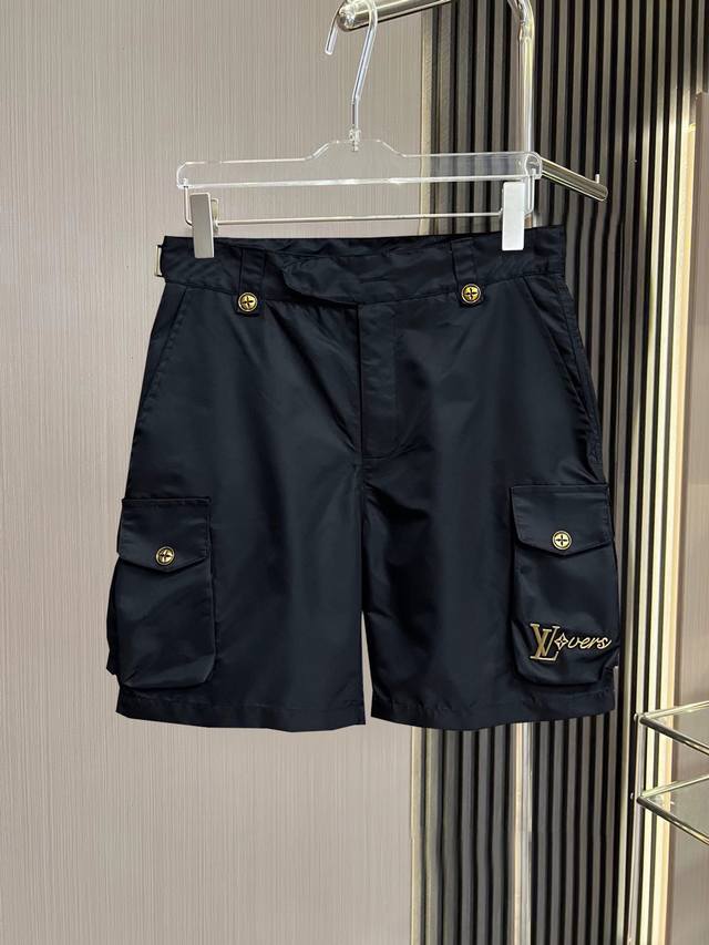 Lv 2025Ss春夏新款原单专柜休闲短裤，奢华经典品牌原版Logo配饰 专柜热销款 身穿着非常舒适 低调不失奢华 穿出去非常有档次 裤型款式和裁剪亦无需多言