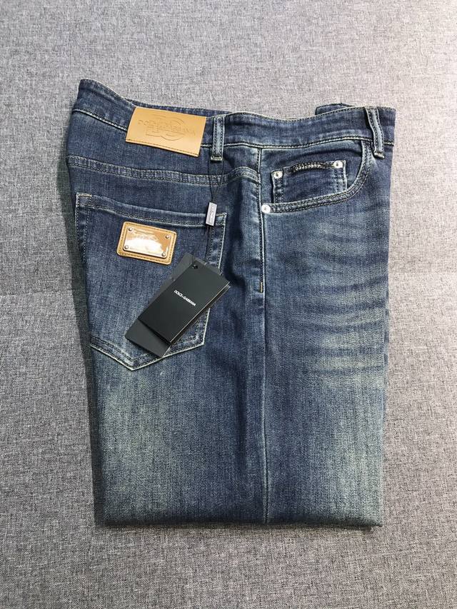 Dg男士时装款丹宁牛仔裤，贸易公司渠道货，高端稀有品鉴尤物，25年春夏新品，独家明星级单品！ 极为翘楚的一款牛仔裤，设计感超强，用料与工艺都极尽奢华精湛，秉承了