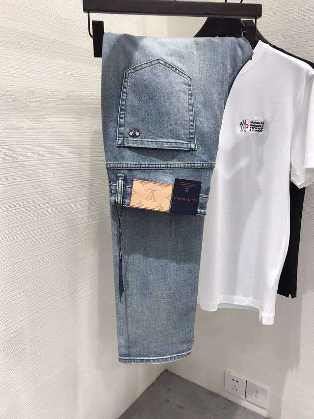 V登家族男士时装款丹宁牛仔裤，香港洋行渠道货，高端日本代工出品，25年春夏新品，巴黎秀场演绎款！ 高端奢华且非常牛掰的一款丹宁裤装，通体设计符合V家美学基调，后