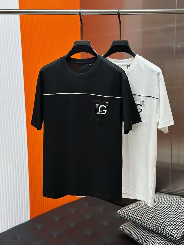 最大可穿至230斤Dg杜嘉班纳24春夏顶级短袖T恤 采用客供进口纯棉材质,拼皮字母Logo 顶级元素融合打造,经典潮男时尚,无论是上身舒适度都是无可比拟的存在, 最大可穿至230斤Dg杜嘉班纳24春夏顶级短袖T恤 采用客供进口纯棉材质,拼皮字母Logo 顶级元素融合打造,经典潮男时尚,无论是上身舒适度都是无可比拟的存在,