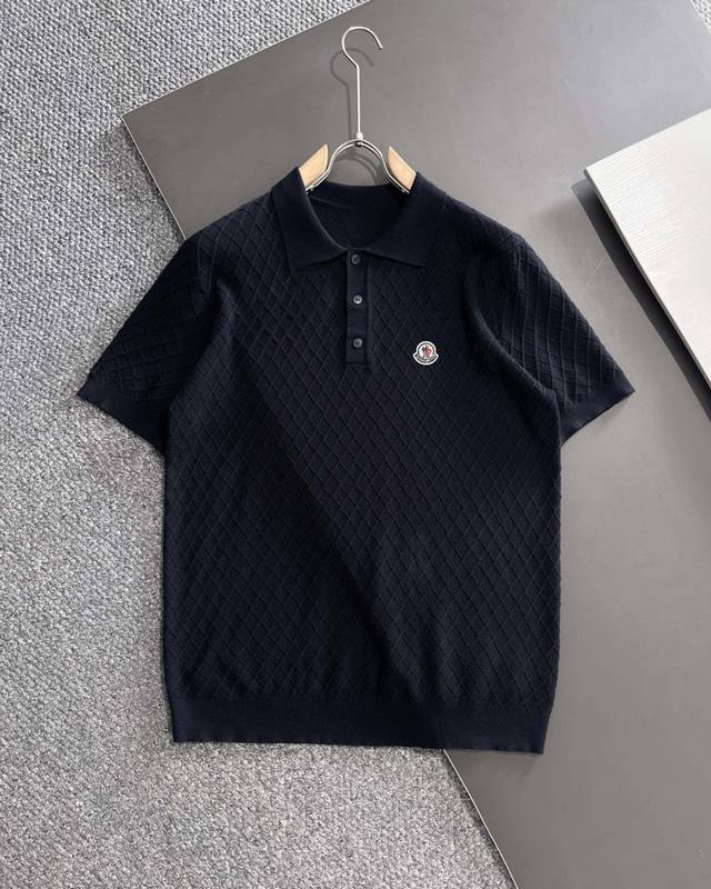 Moncler蒙口 25Ss新款针织短袖，超经典设计，简约没有任何多余累赘感，衣橱不可缺少的一件百搭单品，采用优质羊毛制作而成，穿身上超级舒适，前卫又实穿，精致