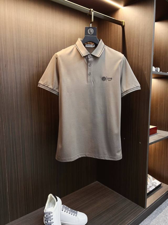 Dior 迪奥 高端刺绣Logo、2025Ss新款时尚翻领短袖polot恤、原版复刻、客供原版进口丝光棉面料、原版复刻经典品牌Logo、剪裁完美、做工精致、必入