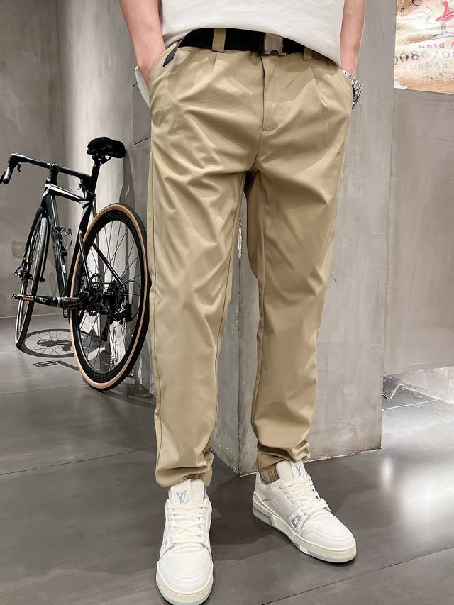 pra25Ss款棉质混纺金属插扣腰带休闲裤，男士后兜红色橡胶铭牌经典小人刺绣时尚休闲长裤！贸易公司渠道稀出，领先官网发售！柜台最新订单配置，各方面细节感出色完美